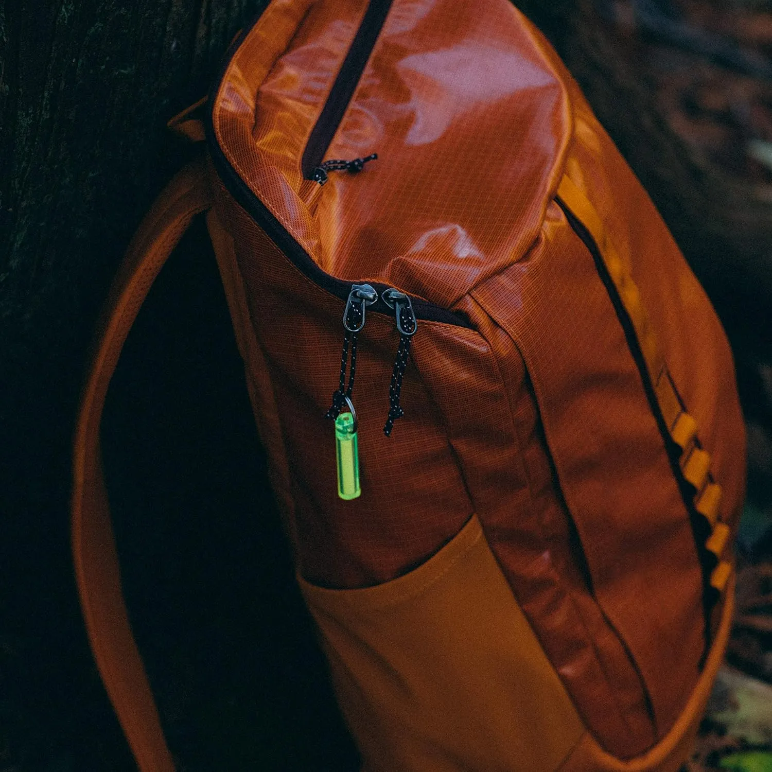 GEAR AID Ni Glo 2 UV Rechargeable Glowing Keychain, Glow-in-the-Dark Accessory for Keys, Camping and Outdoor Gear
